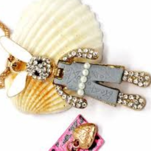 Rabbit with gray outfit necklace - Picture 3 of 3